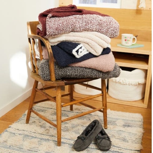 NWT Barefoot Dreams CozyChic Rib Trim Throw - Picture 2 of 4